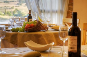 Tavola imbandita in agriturismo