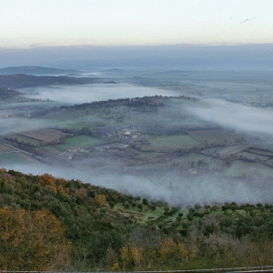 Colline nebbiose all'alba sotto Buriano