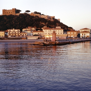 Castiglione, bocca del porto al tramonto