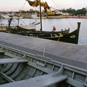 Nave di Namaziano ormeggiata nel porto di Castiglione