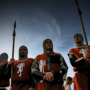 Soldati presidiano le sponde del canale durante il passaggio dei canottieri e la barchetta di San Guglielmo di Malavalle.