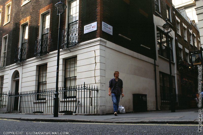 Autoscatto a Craven Street
