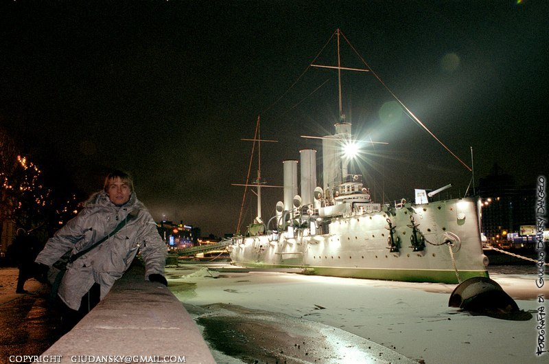 Autoscatto sulla riva della Neva, di fronte all'incrociatore Aurora