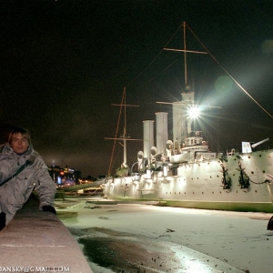 Autoscatto sulla riva della Neva, di fronte all'incrociatore Aurora