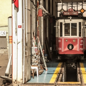 Tram e cornetti su Istikal Caddesi