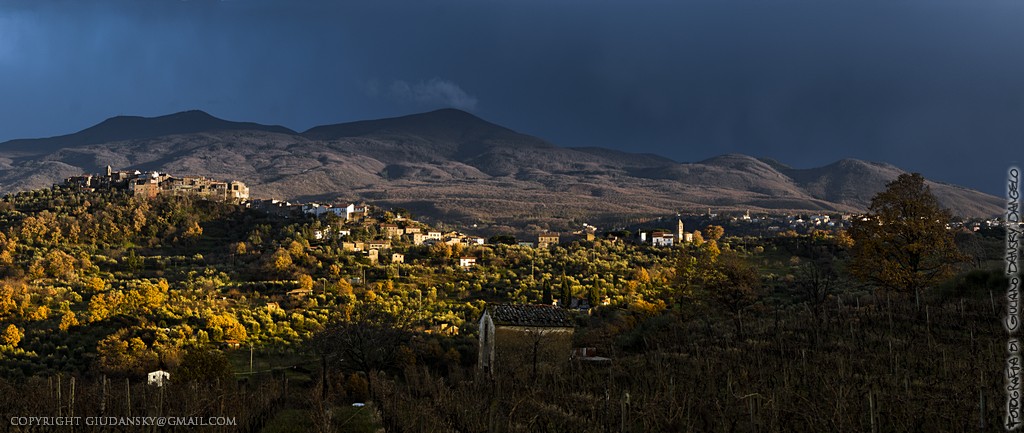Panorama del Monte Amiata, con il paese di Montegiovi e Castel del Piano