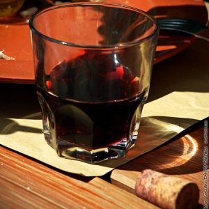 Il vino rosso sotto al sole, evocazione di abbiocco e calura. Ecco perchÃ¨ in grecia preferiscono il bianco retzina