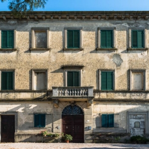 Facciata leopoldina disegnata dal sole al tramonto