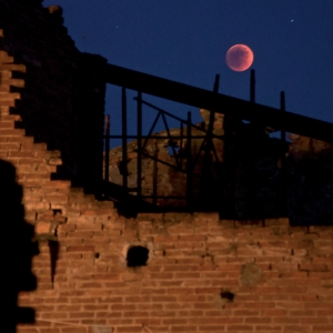 luna rossa sulla rimessa