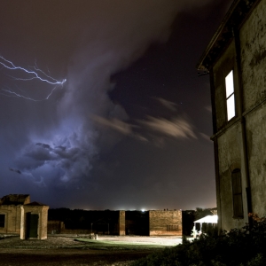 nube di lampi sopra al poggio