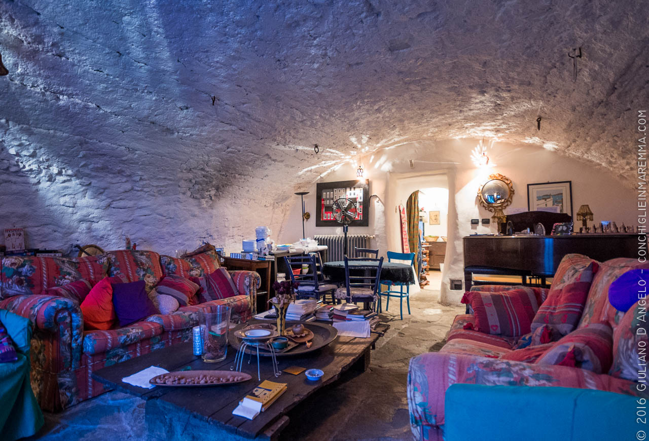 Interni di Toscana: stable living room