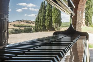 Scala del pianoforte con cipressi