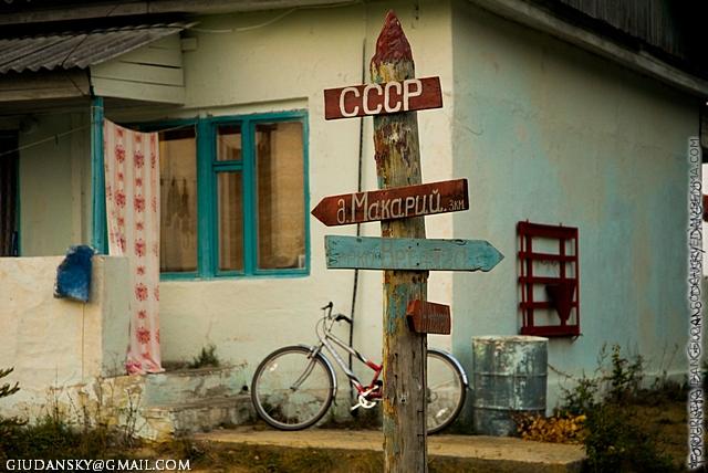 Finestra bicicletta e cartelli di indicazione